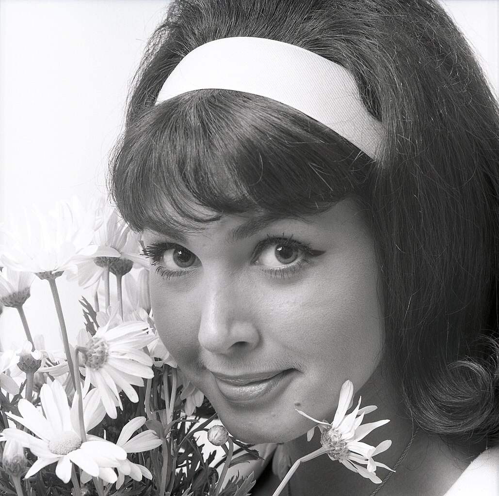 1029px-Donna_Loren_1964