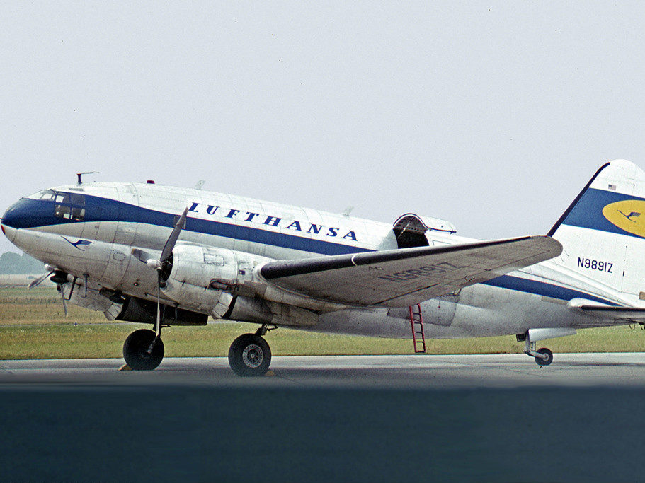 30-Lufthansa_Curtiss_C-46D_Commando_at_Düsseldorf-aspect-ratio-728-546