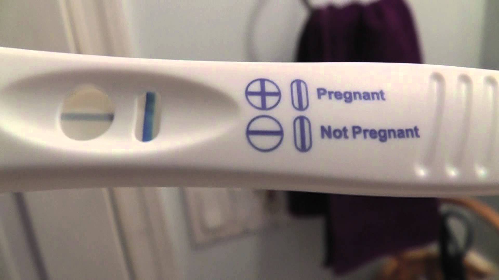 Тест на беременность в туалете. Тест на беременность Clearblue положительный. Электронный тест не беременна. Тест на беременность фото. Слабоположительный тест я родился на беременность.